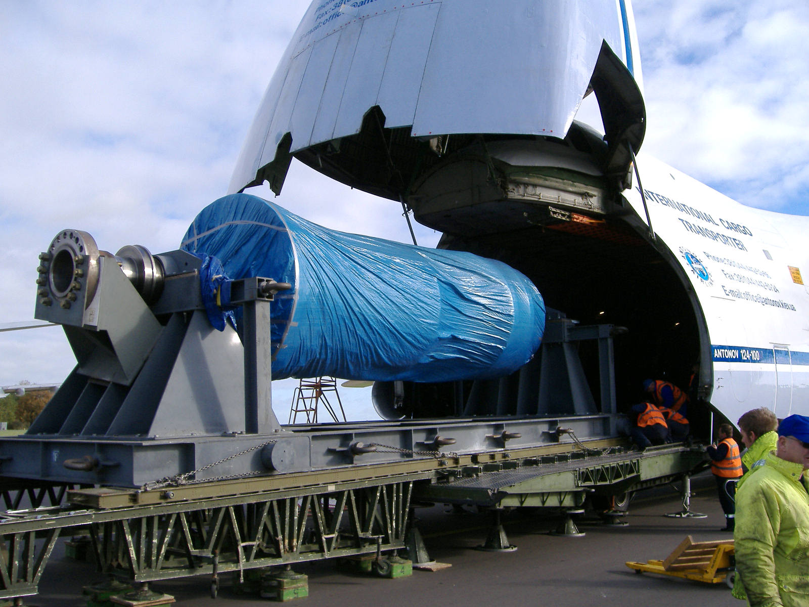 Loading of a 53t Rotor on skid into an Antonov